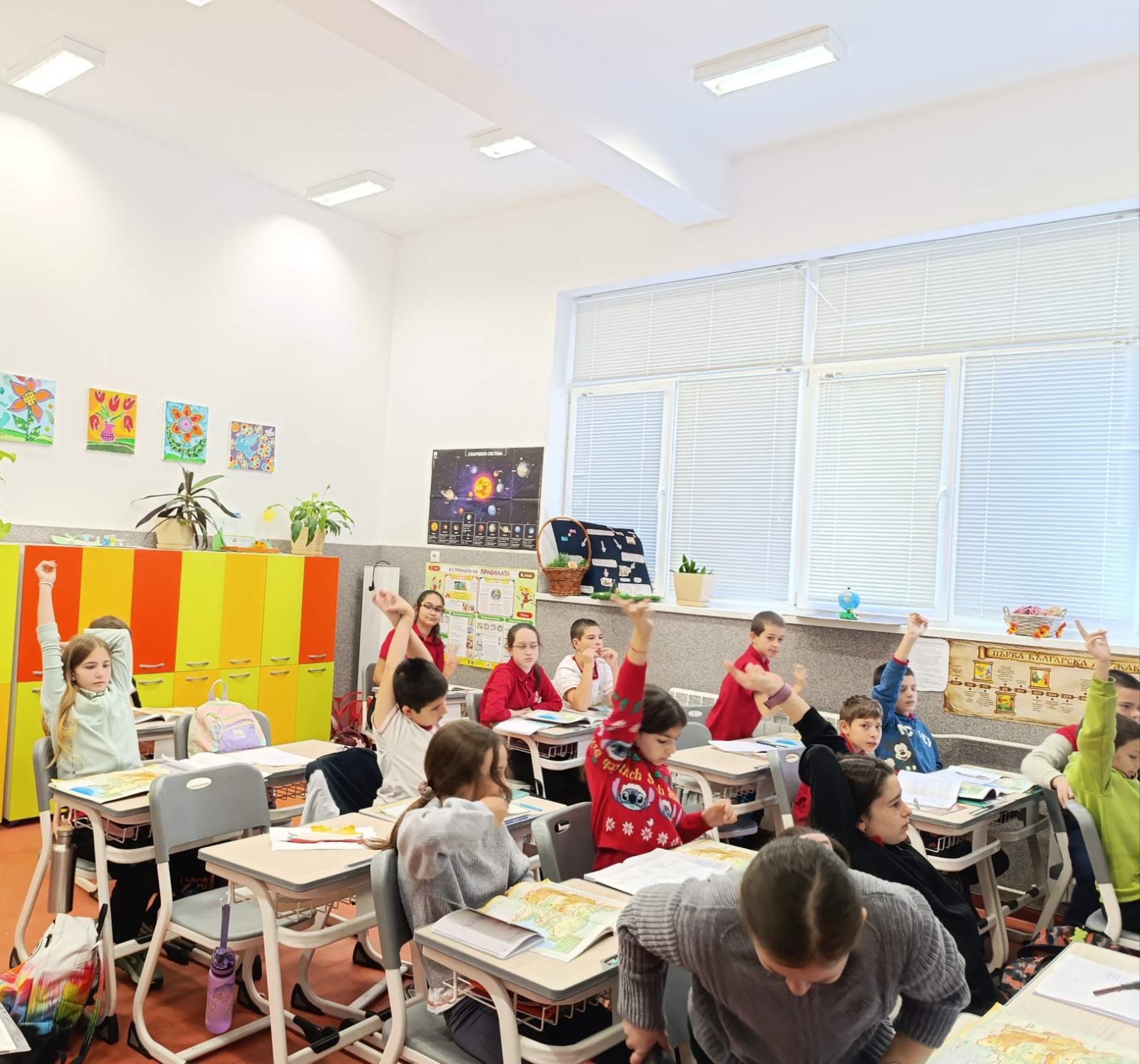 Продължават уроците, свързани с плавния преход на учениците от начален към прогимназиален етап.