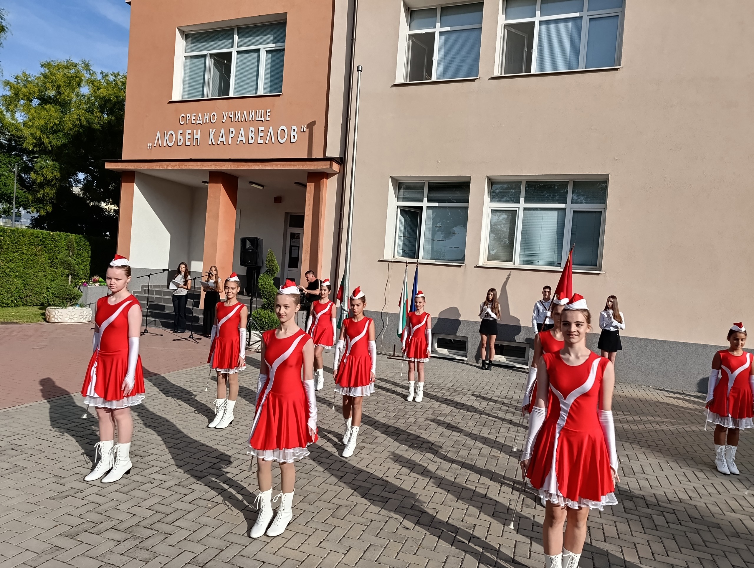 Изпълнение на мажоретките пред училището